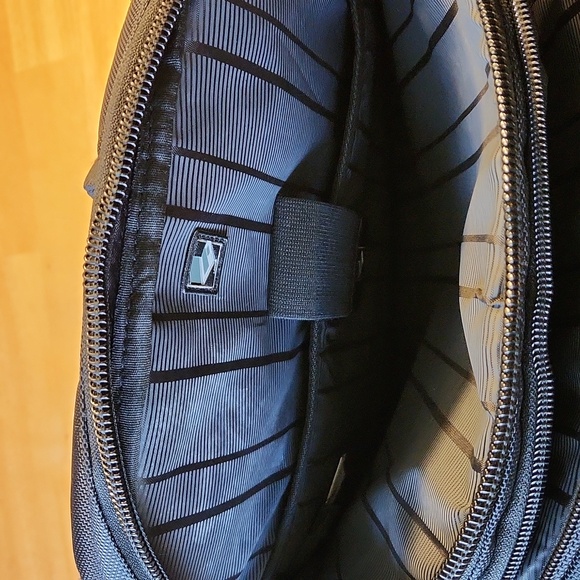 NWOT Kenneth Cole Reaction RTech 17" Check-Point Friendly Laptop Backpack - Picture 5 of 7